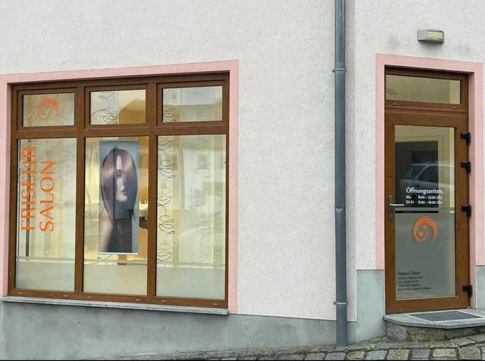 Denkmalgeschütztes Wohn- und Geschäftshaus direkt gegenüber dem Schloss Klippenstein – NB. EG Friseursalon Eingang