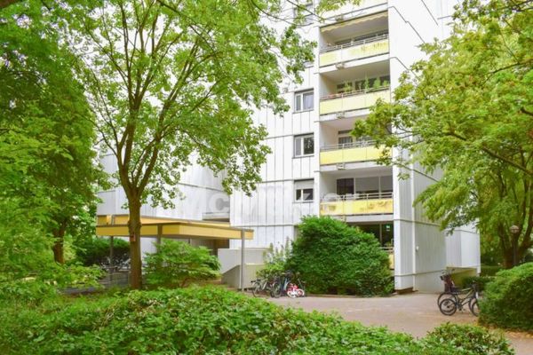Renovate and feel at home: Condominium with loggia near the Vogelstang lakes with parking space