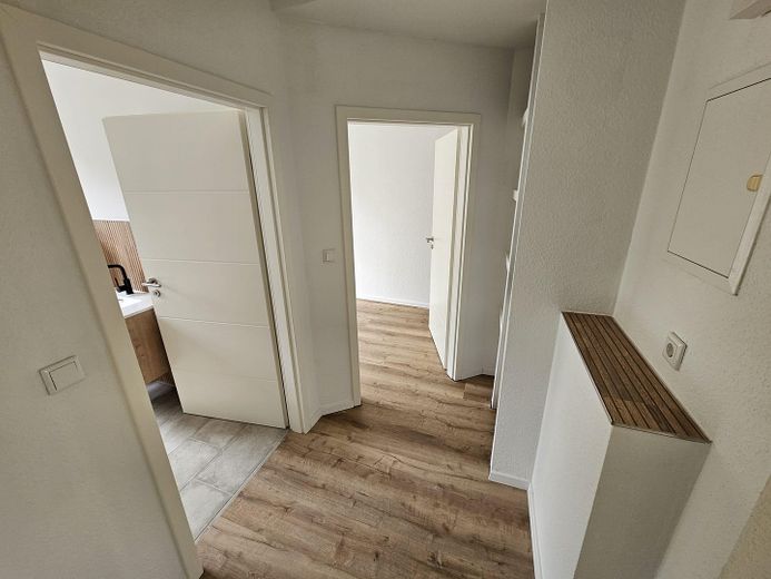 Stilvolle 2-Zimmer-Wohnung mit Regendusche, Badewanne & hochwertiger Ausstattung in Bernau – Eingangsbereich