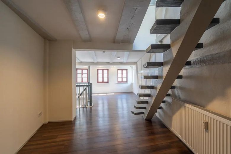 Eski şehirde loft şehir evi: 4 katta 125 m², 2 banyo, ankastre mutfak, çalışma odası, klima – 2.OG - Wohnbereich
