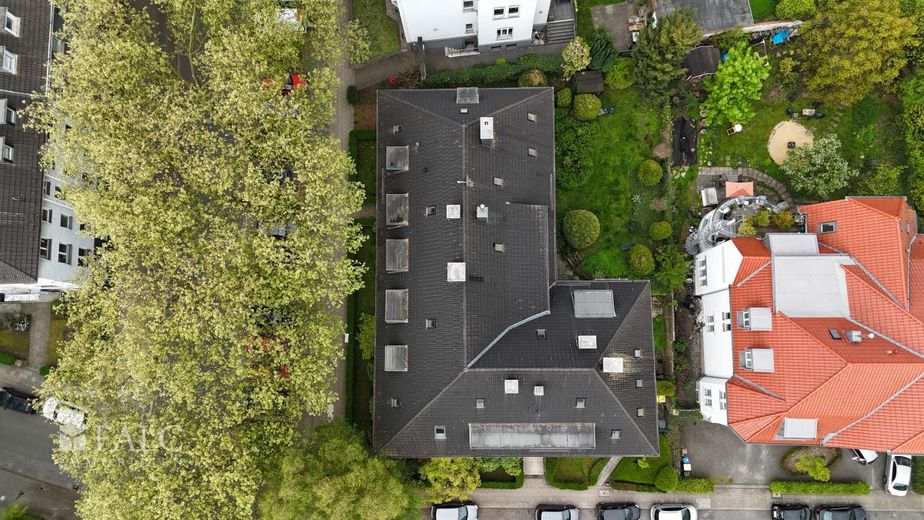Eigennutzer aufgepasst: 2,5-Zimmer-Wohnung mit Balkon in der Moltkestraße – Dach