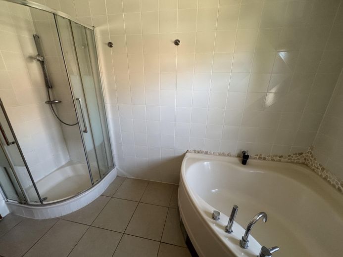 Gartenwohnung mit überdachter Terrasse und 5 Zimmern – Bad