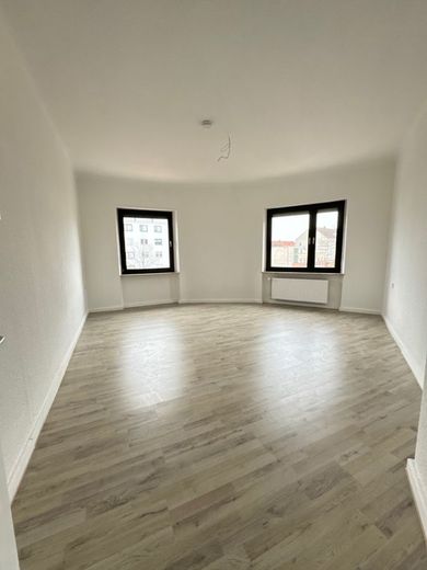 Helle renovierte 4-ZKB Wohnung mit Balkon in verkehrsgünstiger Lage – 2. Zimmer