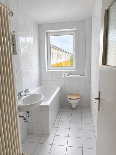 Merkezi konumda bulunan ve yeni yenilenmiş daire – Badezimmer mit Fenster