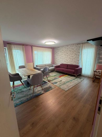 Esclusivo appartamento di 4 locali con ampia terrazza, balcone e posto auto nel parcheggio sotterraneo in posizione privilegiata – Foto 1