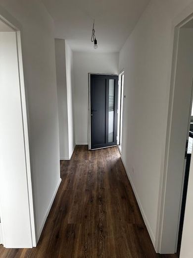 Familienglück in Alfeld: 3-Zimmer, Balkon, Erstbezug nach Sanierung. Provisionsfrei & KfW-gefördert! – Flur