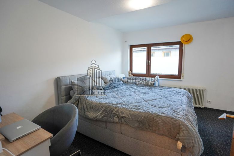 ATIK: Freistehendes Zweifamilienhaus mit Anbau auf großem Grundstück – Schlafzimmer 1. OG