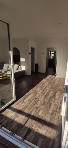 Top modernisierte 2-Zimmer-Wohnung mit Balkon und Tiefgaragen-Stellplatz an der Grenze zu HH – Wohnzimmer