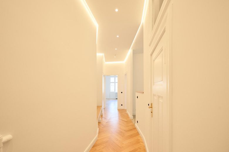 Friedenau: Vivienda antigua de 3 habitaciones para primera ocupación con balcón, ducha y bañera exenta, sin comisión – Das Beleuchtungskonzept
