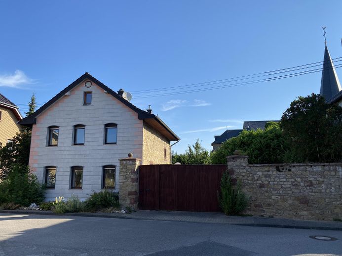 Idyllischer Rückzugsort: Charmantes Bruchsteinhaus mit toskanischem Innenhof – Außenansicht mit Hoftor