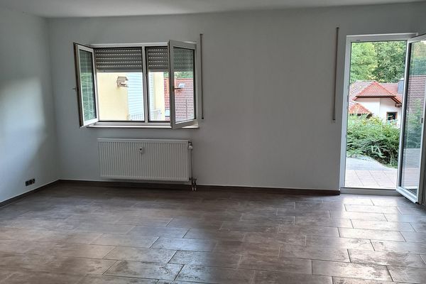 Großzügige 3-Zimmer-Terrassenwohnung in Hanglage mit Südterrasse und 2 Stellplätzen