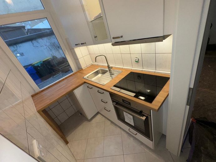 Kühlschrank wird noch montiert