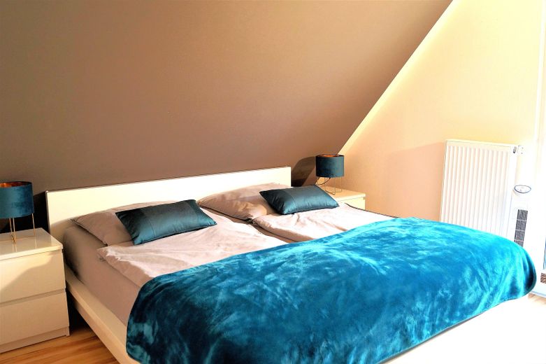 Schlafzimmer links