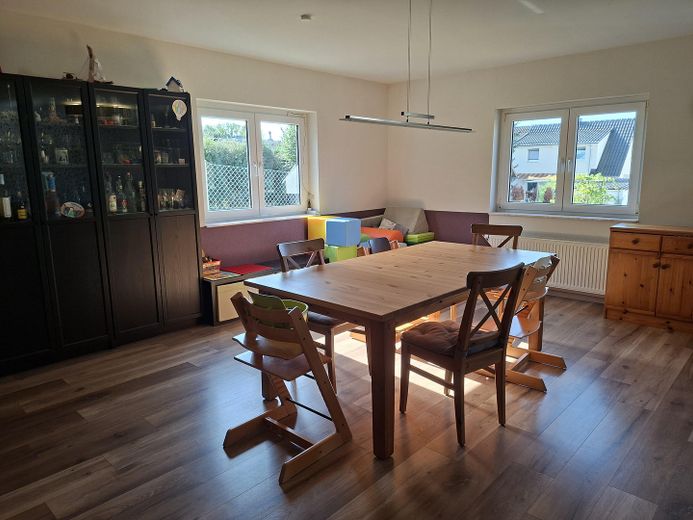 Modernisiertes Einfamilienhaus mit Wärmepumpe, großer PV-Anlage und großzügigem Grundstück – Essbereich im Wohnzimmer