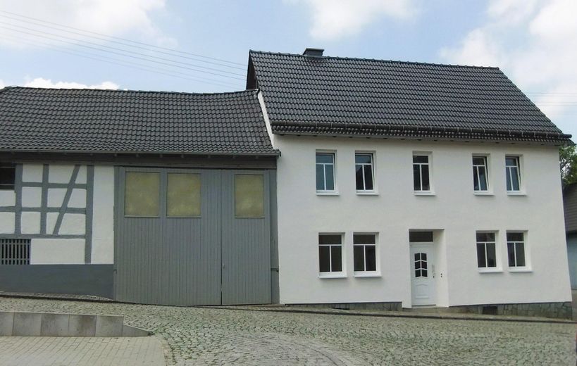 Wohnhaus in Idstein-Heftrich mit großem Innenhof, Scheune und Nebengebäuden – Außenansicht