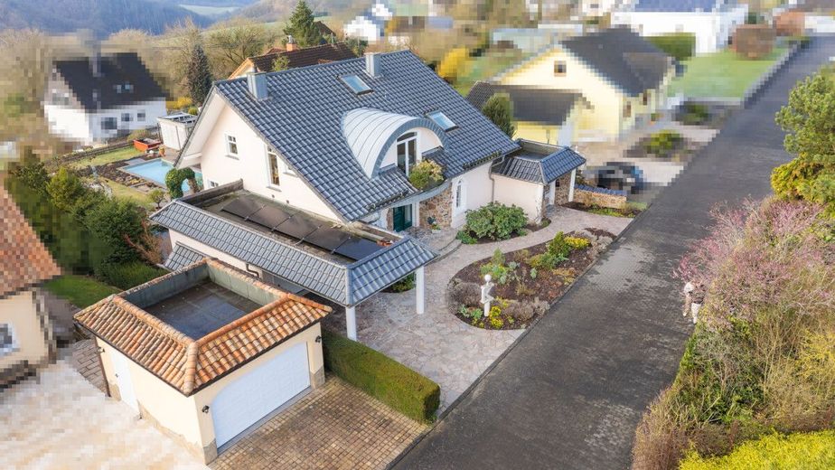Villa mit Weitblick, Pool, Sauna und Koi-Teich in begehrter Lage von Hochscheid! – Blick aufs Anwesen