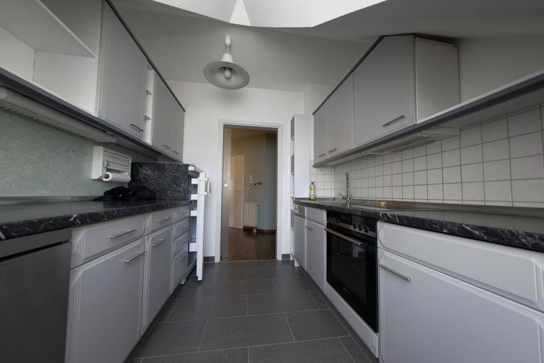 Viel Platz, viel Grün, kein Stress: Ihr neues Zuhause am Waldrand – Küche mit Einbauküche