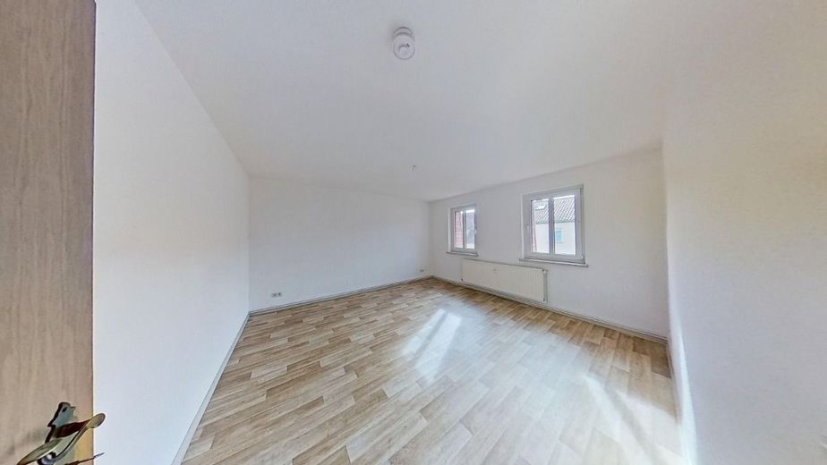 Helle 2-Raum DG-Wohnung sucht neuen Mieter – Wohnzimmer