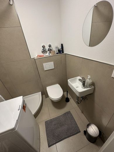 Toilette mit Waschbecken