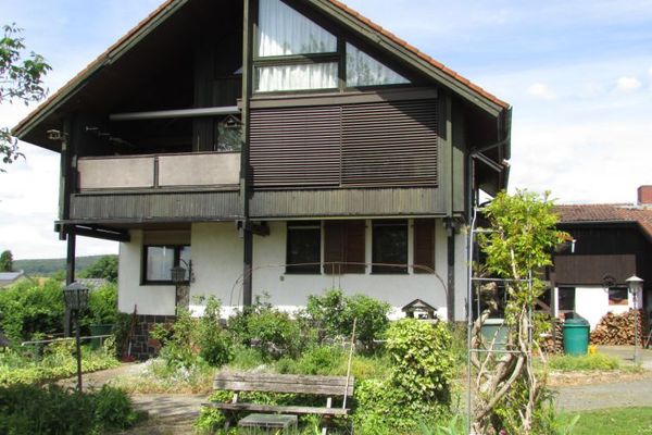 Casa bifamiliare con grande terreno, corte agricola, recinto per cavalli e annessi a Büdingen