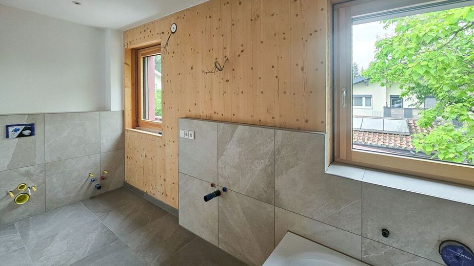 Stadtvilla mit kleinem Garten - Neubau Massivholzhaus am Waldrand mit 180m² Wohnfläche – Helles Masterbad