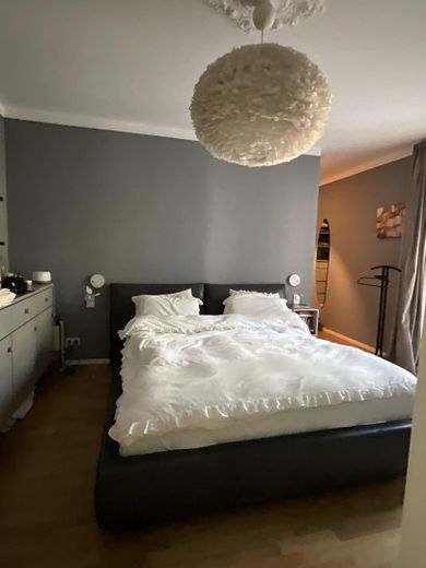 प्रमुख स्थान पर शानदार विलासितापूर्ण जीवन – Master Bedroom