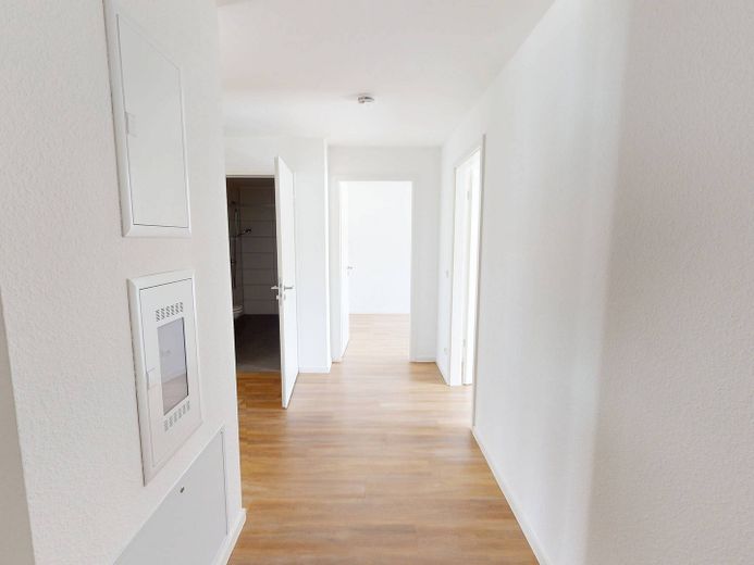 Modern wooncomfort: Lichtovergoten nieuwbouwappartement met 3 kamers, BALKON en INBOUWKKEUKEN – Ansicht I: Flur