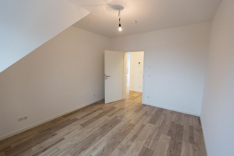 Exklusive 3-Zimmer-Wohnung in Bad Vilbel (2016), 105 m², Balkon, 2 TG-Plätze mit Wallbox – linkes Schlafzimmer