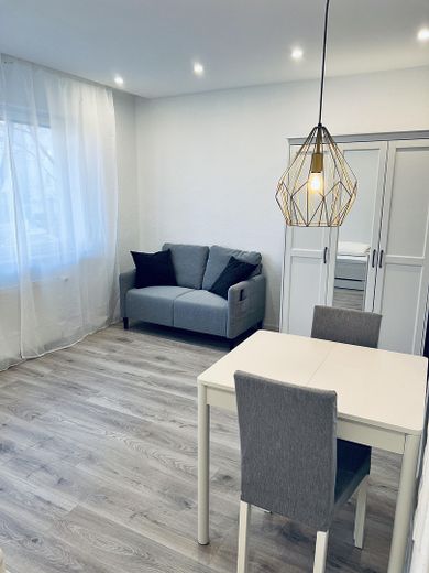 Moderne vollmöblierte 1-Zimmerwohnung mit Blick in die Stadt – Foto 5