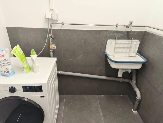 Neubau 2,5-Zimmer-Wohnung 2. OG in Herrenberg mit Küche, Garage, Wallbox, gehobene Ausstattung – Waschraum