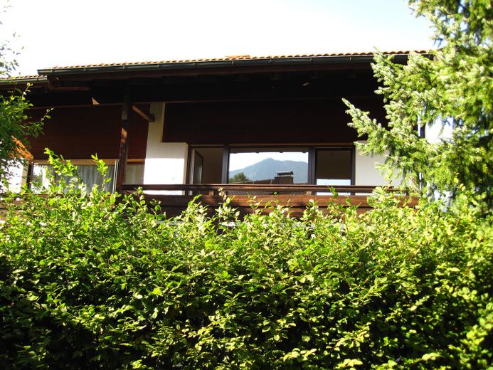 Zur Kapitalanlage! Inzell - zentrale, sonnige 2-Zimmer-Wohnung - provisionsfrei! – Außenansicht Südseite