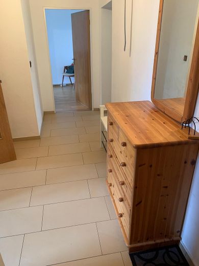 Möblierte 2-Zimmer-Wohnung mit Balkon und Aufzug – bezugsfrei & provisionsfrei – Flur