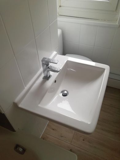 पेगाउ के शांत आवासीय क्षेत्र में भूतल पर बालकनी सहित उज्ज्वल 3-कमरों वाला अपार्टमेंट – Waschbecken im Badezimmer