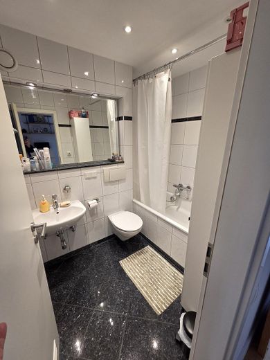 Splendido appartamento all'ultimo piano con camino, due balconi e vista sul verde – Badezimmer
