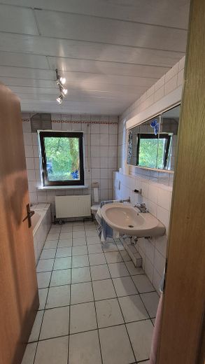Großes Haus mit 2 spiegelgleichen Einheiten im EG mit Keller, Ausbaufähigen OG und großen Garten – 1 von 2 EG Badezimmer