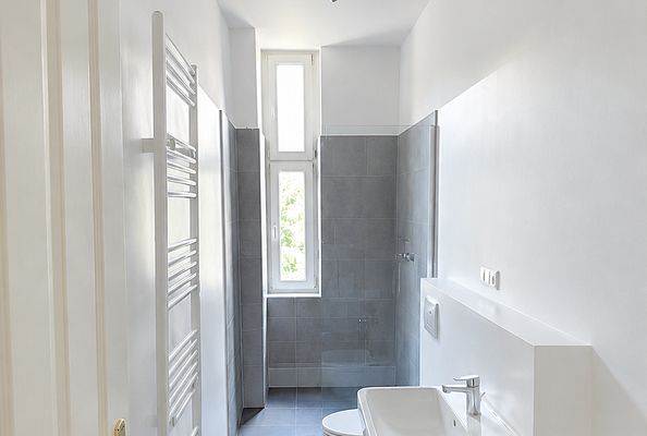 बर्लिन-विल्मर्सडॉर्फ के प्रतिष्ठित इलाके में बालकनी वाला सुरुचिपूर्ण ढंग से नवीनीकृत 3-कमरों का अपार्टमेंट