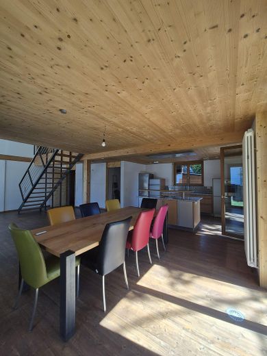 Ökologisches Holzhaus im Hegau: Ein einzigartiger Rückzugsort für Ihre Familie! – Esszimmer zur offenen Küche