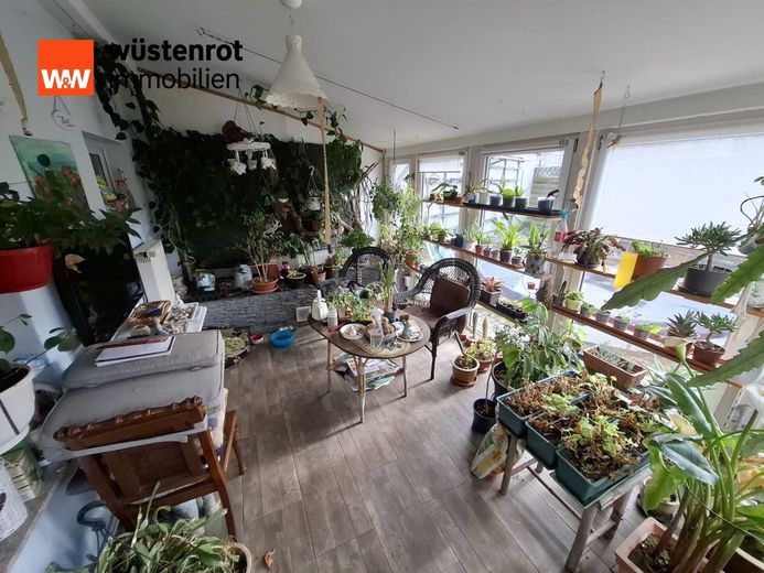 Mehr Wohnraum, mehr Lebensqualität - Modernisiertes Haus mit komfortablen Extras! – Wintergarten