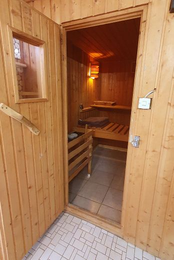 Affascinante villa su un ampio terreno divisibile, con alberi secolari e posizione elevata senza possibilità di edificazione antistante – Sauna mit Duschraum