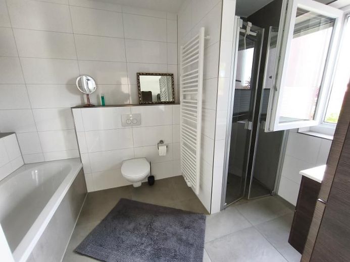 3 Zi. Wohnung (möbliert) im EG mit Terrasse, Carport und Stellplatz – Bad mit Badewanne, Dusche und Waschmaschineanschluss Bild 1