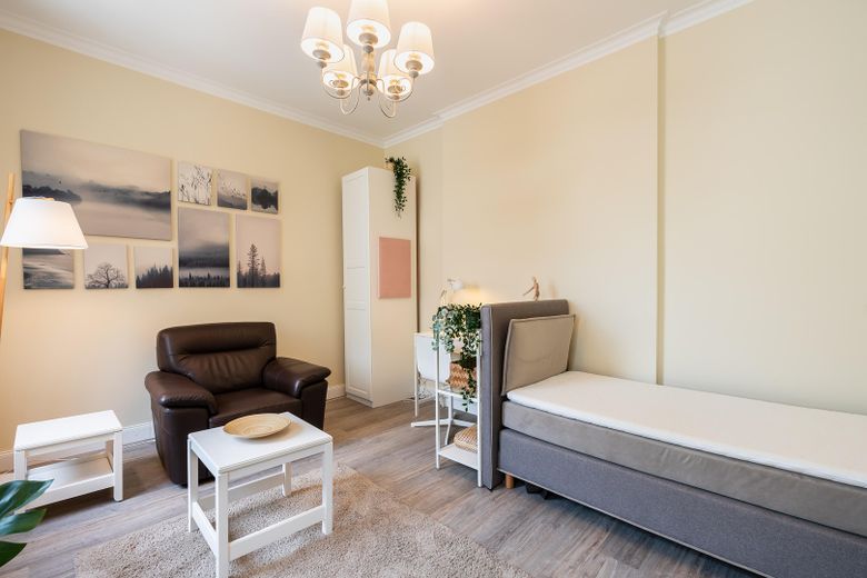 Мебльована 1-кімнатна квартира Aachen-Burtscheid, відремонтована | Furnished Apartment – Schlaf- & Wohnbereich