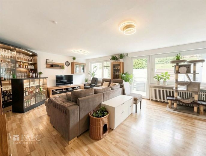 Familienfreundliches Einfamilienhaus mit großem Garten, Garage und vielseitigem Hobbybereich – Wohnzimmer
