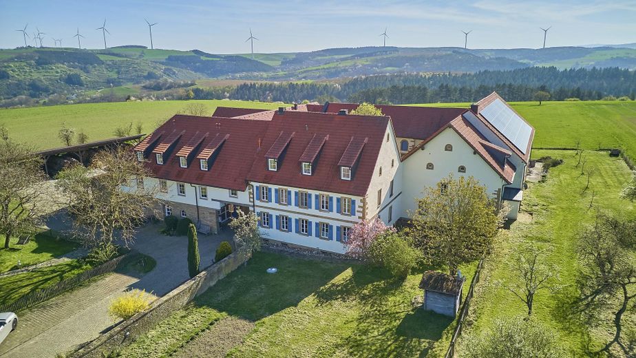 exklusiver Traum im Grünen. 4 Seit-Hof mit Seminarhaus – Ansicht von oben 