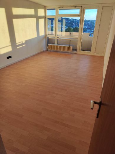 2 Zimmer Wohnung mit Balkon, frisch saniert – Wohnzimmer