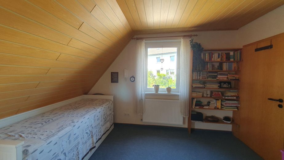 Detached house with granny apartment, pool and large garden in Remscheid Süd – Haupthaus Kinderzimmer B 2