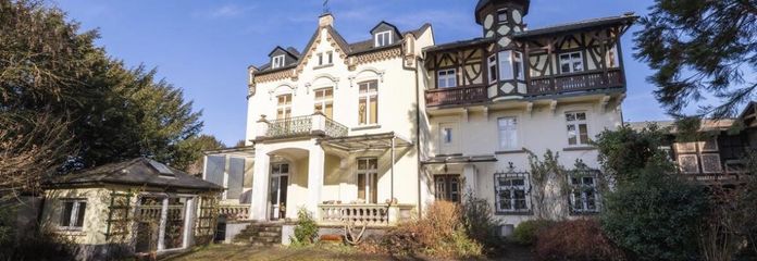 Villa histórica con vistas al Rin, edificio anexo y garaje – Hausansicht Garten