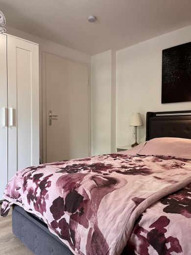Gemütliche möblierte Wohnung mit Blick ins Grüne – Schlafzimmer