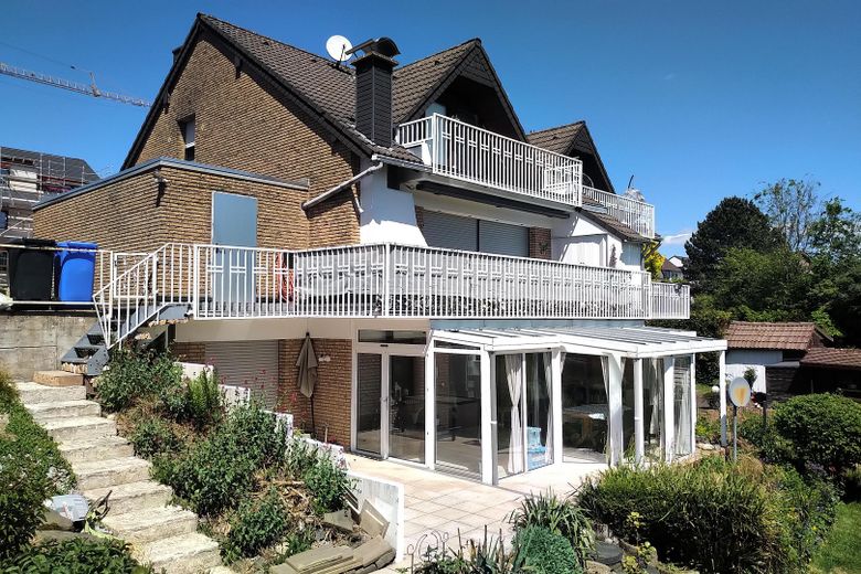 Seitenansicht mit Garage und S