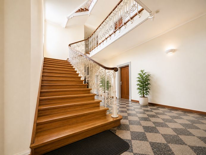 Kamienica w stylu secesyjnym w monachijskiej dzielnicy Westend: gotowa do zamieszkania i położona od strony spokojnego wewnętrznego dziedzińca – Treppenhaus