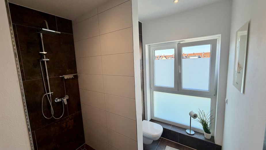 Provisionsfrei! Modernes Penthouse mit großer sonniger Dachterrasse – Badezimmer